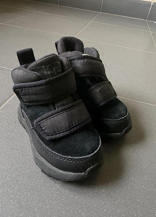 Дитячі черевики від фірми ugg