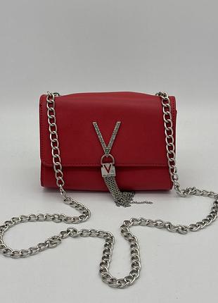 Сумка-клатч бренду valentino bags (модель divina) прикрашена сріблястою фурнітурою у вигляді літери "v" із кристалами