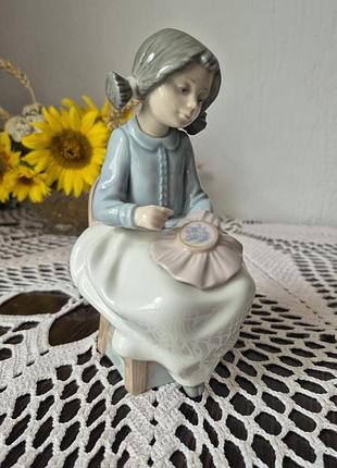 Фарфоровая статуэтка вышивательницы nao by lladro