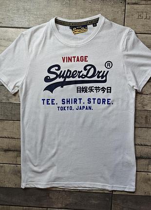 Мужская белая футболка superdry украшена винтажным логотипом в стиле 70-х и японскими иероглифами размер xl