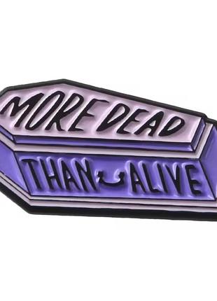 Металлический значок фиолетовый гроб брошь more dead than alive wednesday family adams венсдей уэнсдей семейка адамс helloween