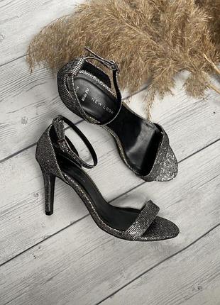 Блестящие серебристые босоножки на каблуке new look 39 размер , 24 см по стельке