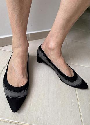 Продам замшеві туфлі stuart weitzman