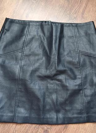 Женская юбка из искусственной кожи,new look,uk 14,eur 42 р,стан отличный, позади молния, замеры на фото.