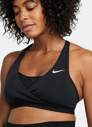 Спортивний топ nike в чорному кольорі розмір м
