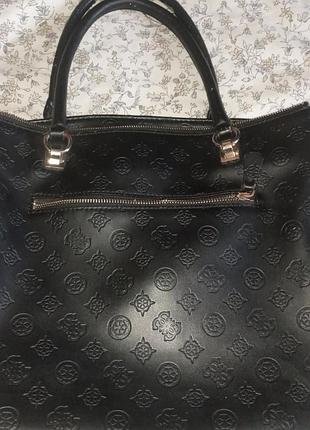 Стильная черная сумка guess (монограмма / тиснение) оригинал - под восстановление / нюансы