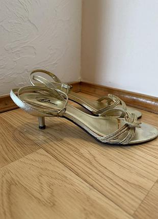 Продам жіночі босоніжки bata. розмір-36-37. італія. нові.