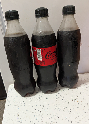 Напій coca-cola без цукру об'ємом 0,5 літра, повний, цілий, з незначними пошкодженнями та потертостями від удару