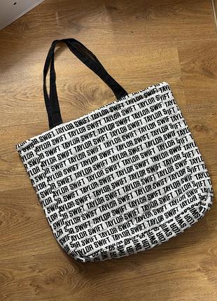Це стьобана сумка-шопер велика 50/43см(tote bag), виконана в контрастній чорно-білій гамі.