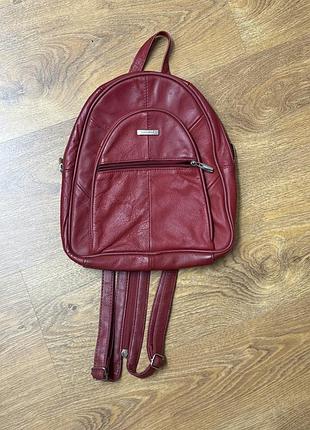 Жіночий рюкзак від бренду lorenz accessories, виконаний у насиченому червоному кольорі