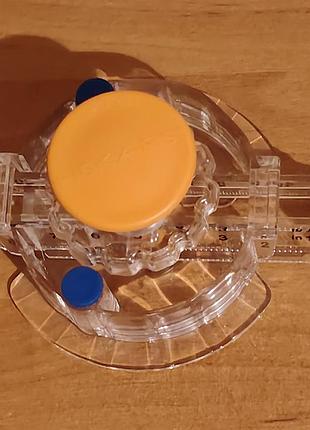 Круговой резак для бумаги fiskars circle cutter. этот инструмент используется в скрапбукинге и рукоделии.