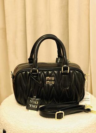 Чорна шкіряна сумка miu miu