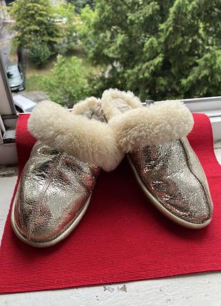 Золоті замшеві капці ugg з хутром овчини (лімітована серія)
