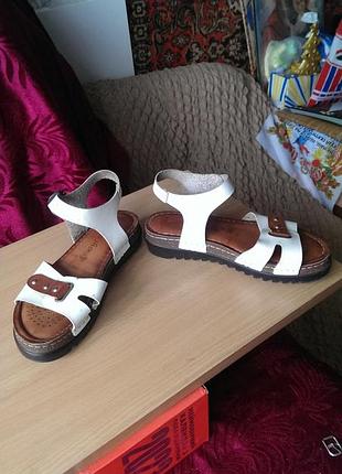 Женские качественные кожаные сандалии босоножки tina shoes 38-го размера, имеют  анатомическую стельку и ребристую подошву
