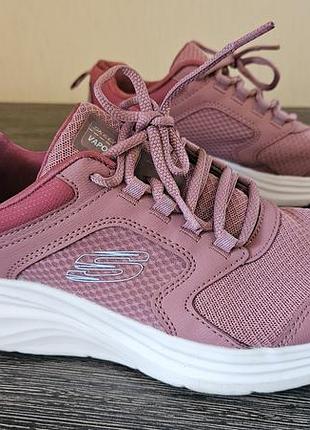 Кросівки skechers
б/у, розмір 37, дуже в гарному стані, без сколів, тріщин.