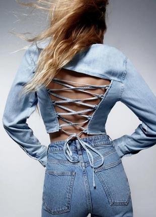 Укороченная джинсовая рубашка рубашка zara с открытой спиной со шнуровкой