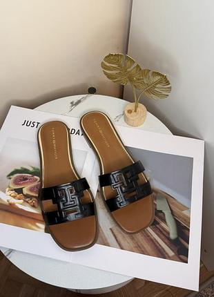Жіночі слайдери чорного кольору tommy hilfiger