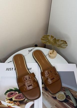 Жіночі слайдери коричневого кольору tommy hilfiger