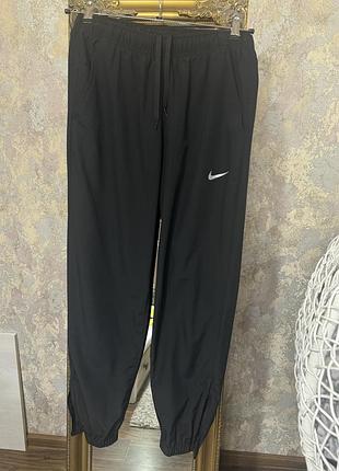 Спортивні штани від бренду nike