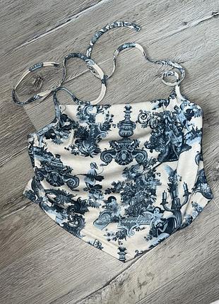Корсетний топ-хустка з принтом toile de jouy розмір: 46 (m) — за рахунок зав'язок на спині та плечах можна легко регулювати посадку й об'єм.