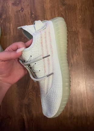 Кросівки спортивні мʼятного кольору yeezy
