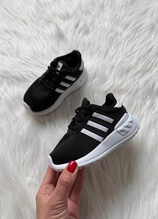 Легенькі кросівки adidas
