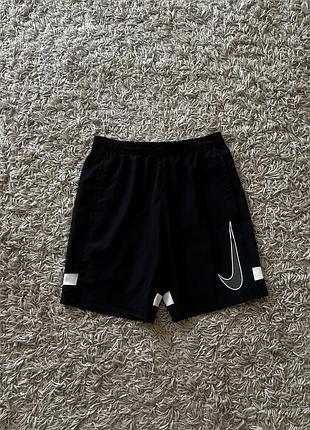 Легенькі шорти nike 137-147 розміру