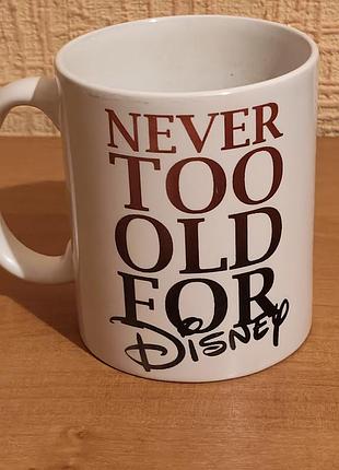 Белая керамічна чашка с надписью «never too old for disney» (никогда не поздно для диснея).