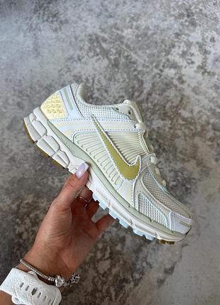 Женские кроссовки nike zoom vomero 5 white beige