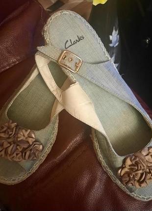 Женские босоножки-эспадрильи clarks, с верхом из плотного текстиля серебристо-оливкового цвета, с декоративной цветочной апликацией на мыске, 39d.