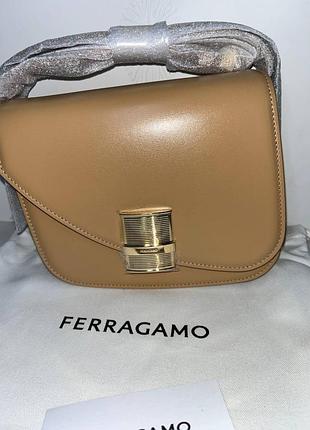 Оригінальна сумка ferragamo fiamma,колір light camel
натуральна теляча шкіра,є паспорт виробу
заміри в 15,5см /д 19 см/ ш 7,5 см,ремінь 55см