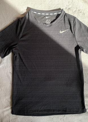 Чорна спортивна футболка nike dri-fit має світловідбиваючий логотип swoosh на грудях. nike b nk df ss miler top