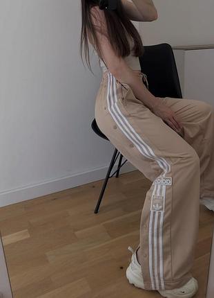 Adidas штани нові у гарному кольорі