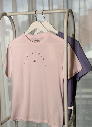 Жіноча рожева футболка з блискучим лого бренду calvin klein