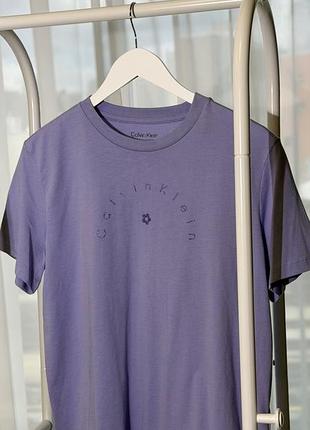 Жіноча футболка лілового кольору з блискучим написом calvin klein
