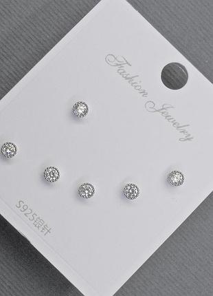 Серьги пусеты 3,2мм+- серебристый металл белые стразы новинка
