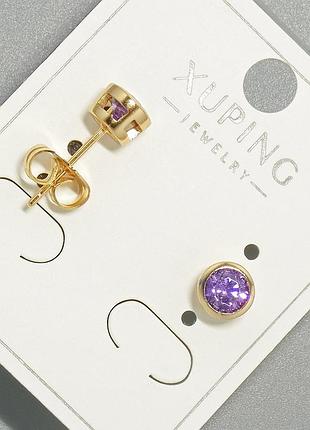 Серьги пусеты xuping с фиолетовым кристаллом, круглая оправа d-6мм позолота новинка