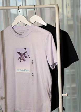 Жіноча футболка ніжного лілового кольору з квітковим принтом calvin klein