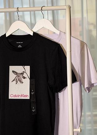 Жіноча футболка чорного кольору з квітковим принтом calvin klein