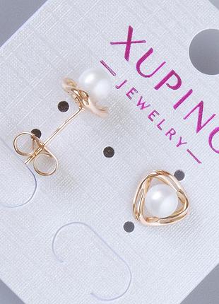 Серьги пусеты xuping с белой бусиной d-8,5мм, d- бусины 5мм+- позолота 18к новинка