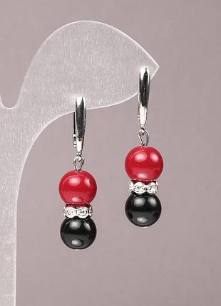 Серьги из коралла (им.) и агата (пресс.) с белыми стразами гладка шарик d-10мм +- l-42мм+- новинка