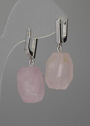 Серьги розовый кварц многогранники 18х13мм+- l-34мм+- новинка