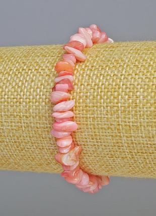 Браслет перламутр тонированный розовый крошка d-7х2,5мм+- (стрейч) l-18см+- новинка
