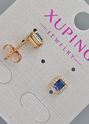 Серьги пусеты xuping с синим кристаллом и белыми стразами d-6,5х5,5мм+- позолота 18к новинка