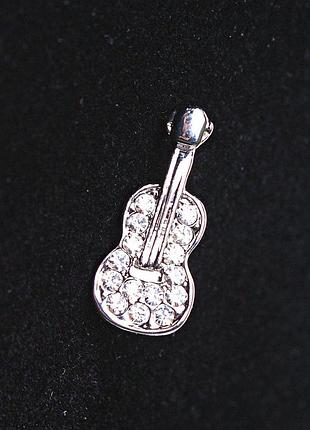 Брошь гитара маленькая, металл silver со стразами 2,5 см новинка