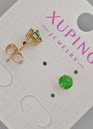 Серьги пусеты xuping с зеленым кристаллом d-6мм+- позолота 18к новинка