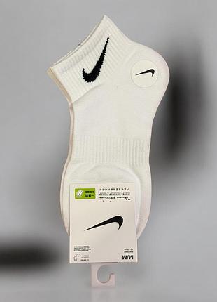 Білі короткі шкарпетки nike розмір 34-37