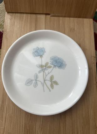 Тарілочка для дрібниць wedgwood виконана у вінтажному дизайні "ice rose" із зображенням блакитних квітів