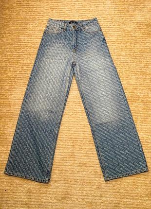 Женские расклешенные джинсы miu miu flared jeans с монограммным узором (mm16001.1m)