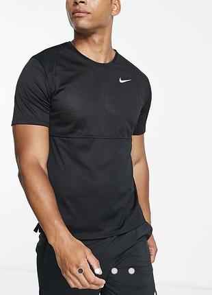 Чоловіча чорна спортивна футболка nike